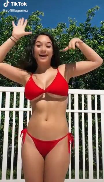 Big natural 18 year old tits bouncing in a bikini
