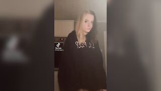 White girl shaking ass