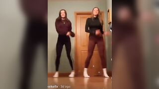 Sexy TikTok Girls: Which sister would you fuck? left (24) right (18) #4