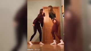 Sexy TikTok Girls: Which sister would you fuck? left (24) right (18) #3