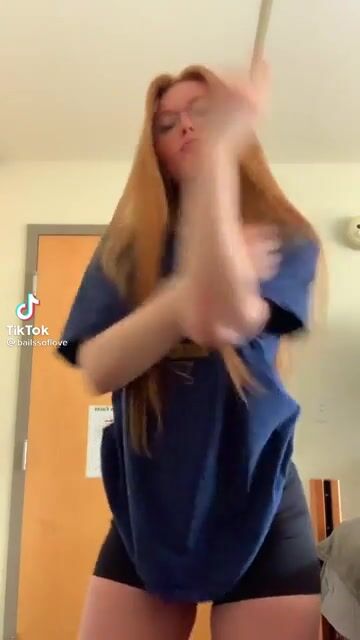 Redhead pawg shakes it