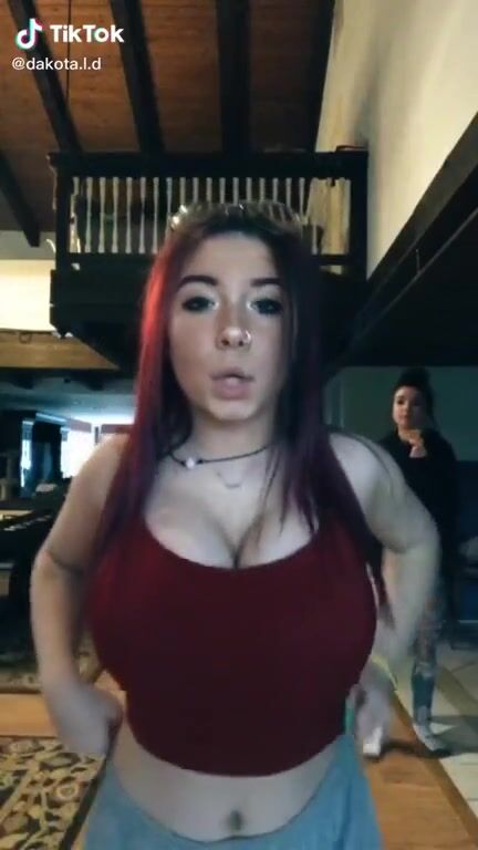 Redhead wants to show of her titts