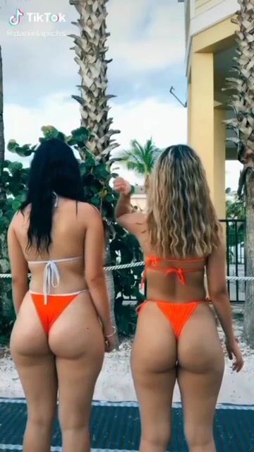 2 Girls tiktok in bikini