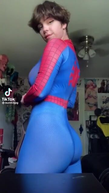 Insane jiggle with no cleavage